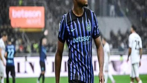 巴塞寻求西班牙足协助力，力求解决奥莫转会注册难题，探寻转会自由途径